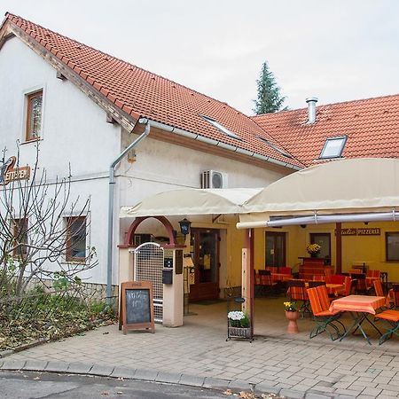 Turul Etterem Es Panzio Hotel Kaposvár Exterior photo